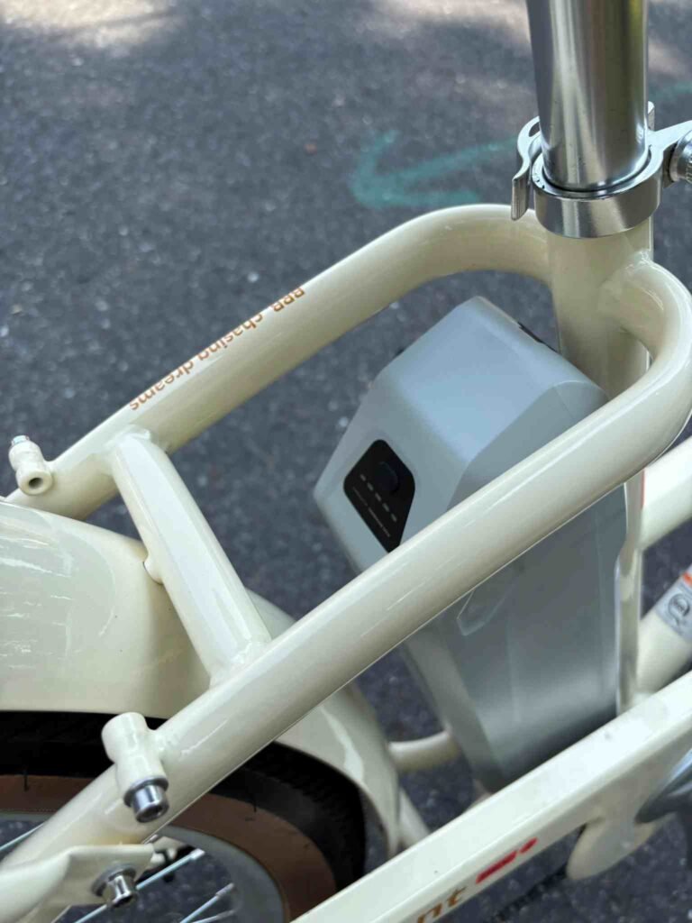 Seat-tube-mounted 36V battery on the Retrospec Beaumont Rev 3