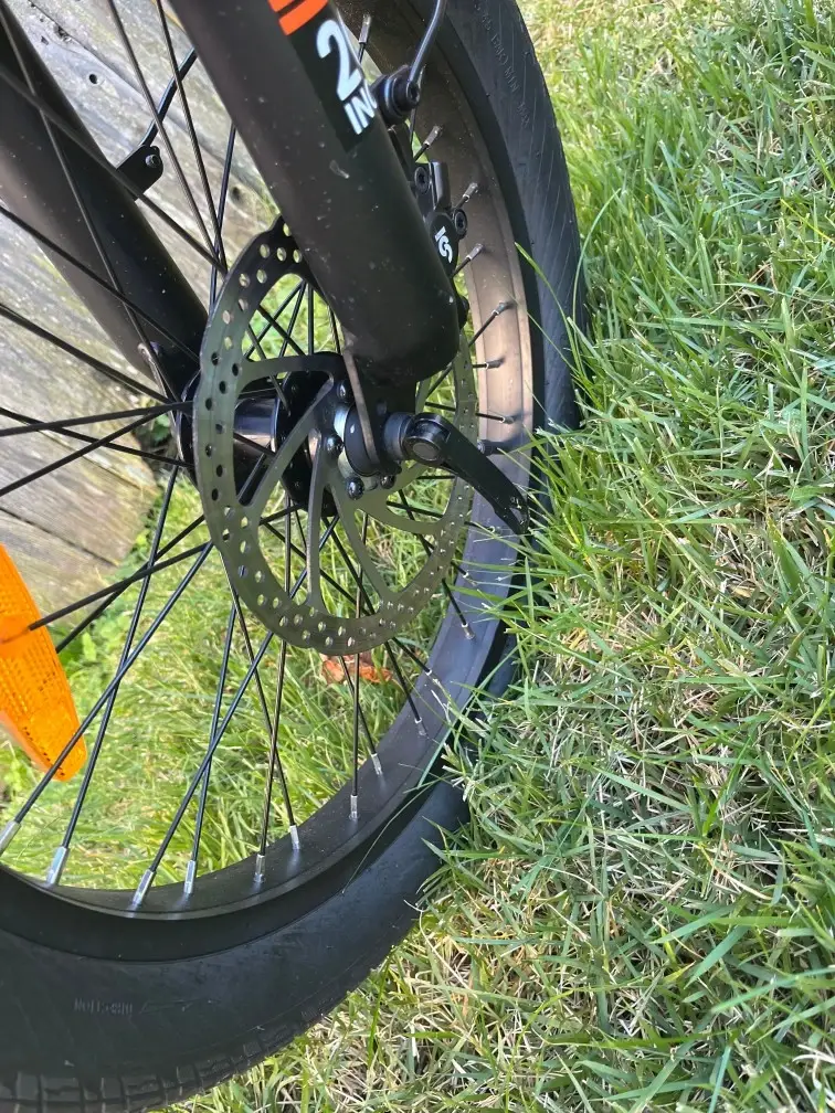 Mooncool POP front wheel disc brake and tire close-up